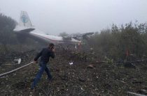 Пять человек погибли в результате аварийной посадки самолета на Украине