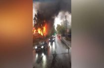 На Муринской дороге горит частный жилой дом