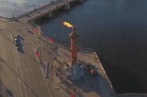 В Петербурге зажгли Ростральные колонны в честь Дня ВМФ