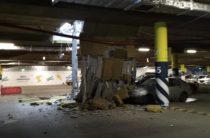 На парковке ТЦ «Мега Дыбенко» обрушился потолок