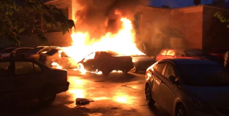 Полиция разыскивает поджигателей авто в Василеостровском районе
