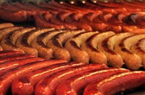 Неаппетитная находка: петербуржец купил червивую колбасу